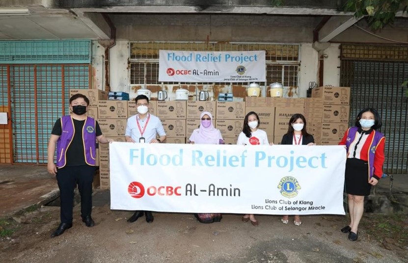 OCBC Al-Amin staff along with Lions Club members with the items for distribution to the community with ADUN of Batu Tiga YB Puan Rodziah binti Ismail (centre) 