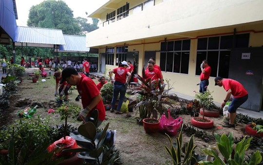 As part of OCBC Bank’s growing emphasis on environmental-friendliness and sustainability, its staff volunteers were eager to plant trees at the school compound 